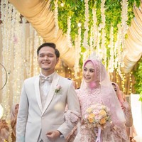 Mantan anggota Cherrybelle, Anisa Rahma Adi, S.Ars. menikah dengan penyanyi religi, Anandito Dwis pada 16 September 2018. Proses pernikahan Anisa dan Dito terjadi setelah keduanya menjalani taaruf tiga bulan sebelumnya. Foto: Dok. Instagram @anisarahma_12.