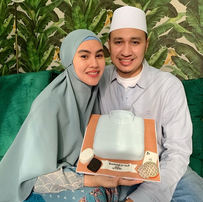 Kartika Putri menikah dengan Habib Usman setelah menjalani taaruf. Menikah dengan guru agamanya pada 2018, kini Kartika Putri telah memiliki satu orang putri cantik. Foto: Dok. Instagram @kartikaputriworld.