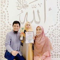 Bintang film Ketika Cinta Bertasbih Oki Setiana Dewi menggelar pernikahan pada 2014 setelah menjalani taaruf. Okki melangsungkan pernikahan dengan seorang pengusaha muda bernama Ory Vitrio. Kini pasangan Okki dan Ory telah dikaruniai dua orang anak. Foto: Dok. Instagram @okisetianadewi.