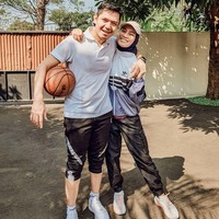 Alyssa Soebandono menikah dengan lawan mainnya dalam sinetron, Dude Herlino pada 2014. Keduanya menjalani taaruf sebelum menikah. Rumah tangganya pun kini harmonis dan mempunyai dua buah hati. Foto: Dok. Instagram @ichasoebandono.