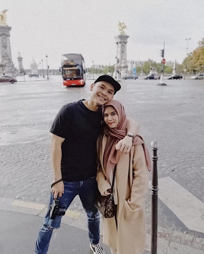 Ben Kasyafani menikah dengan Nesyana Ayu Nabila setelah melalui taaruf. Pernikahan Ben dan Nesyana digelar di Hotel Ritz Carlton pada 30 Juli 2016. Foto: instagram.