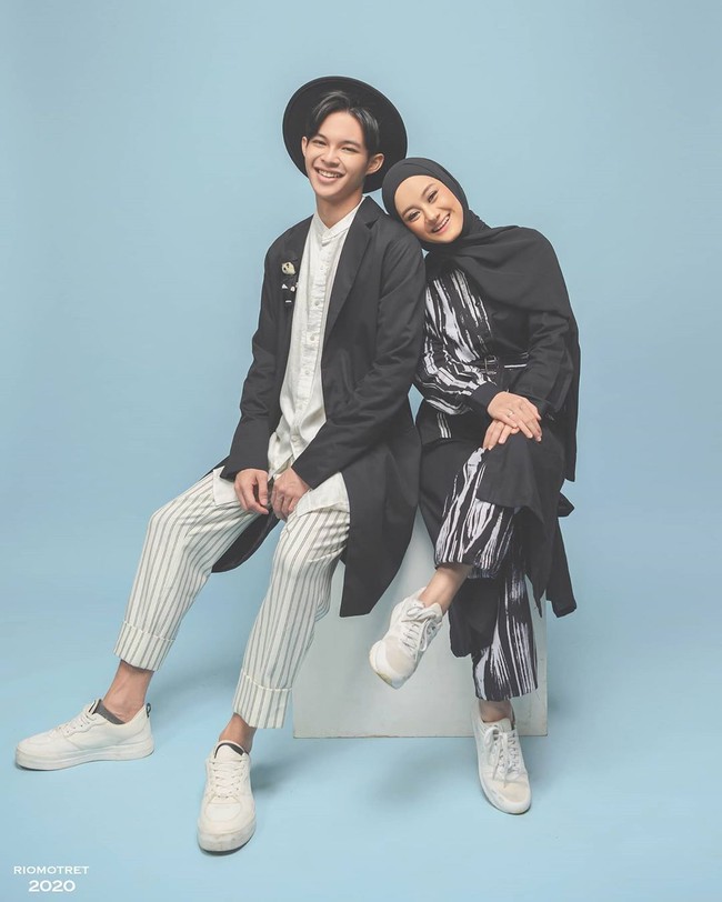 Taaruf berasal dari kata taarafa - yataarafu. Artinya saling mengenal sebelum menuju jenjang pernikahan. Sebab jika pacaran dikhawatirkan pria dan wanita yang bukan muhrim melakukan zina. Seperti pasangan artis Dinda Hauw dan Rey Mbayang yang menikah setelah sebelumnya dikabarkan menjalani taaruf. Dinda Hauw dinikahi Rey dengan mas kawin logam mulia 40 gram. Foto: Dok. Instagram @riomotret.