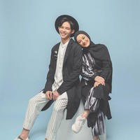 Taaruf berasal dari kata taarafa - yataarafu. Artinya saling mengenal sebelum menuju jenjang pernikahan. Sebab jika pacaran dikhawatirkan pria dan wanita yang bukan muhrim melakukan zina. Seperti pasangan artis Dinda Hauw dan Rey Mbayang yang menikah setelah sebelumnya dikabarkan menjalani taaruf. Dinda Hauw dinikahi Rey dengan mas kawin logam mulia 40 gram. Foto: Dok. Instagram @riomotret.