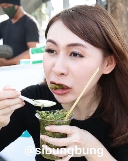 Viral Wanita Berani Makan Tahun Gejrot Pakai 130 Cabe