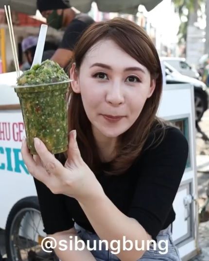 Viral Wanita Berani Makan Tahun Gejrot Pakai 130 Cabe