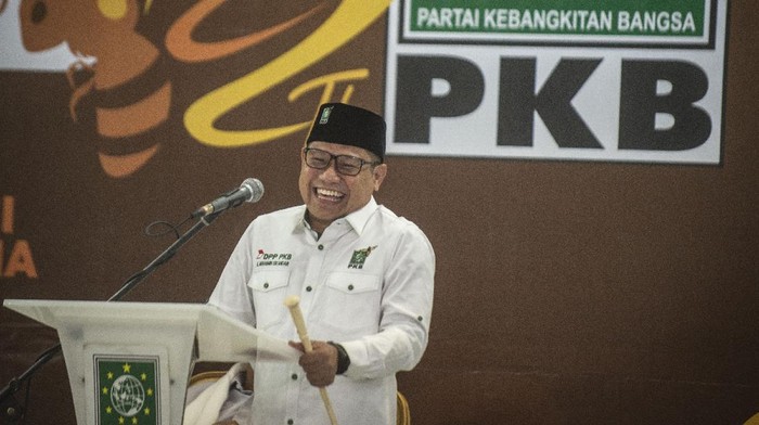 Ketua Umum Partai Kebangkitan Bangsa (PKB) Muhaimin Iskandar tertawa pada acara Tasyakuran Harlah ke-22 PKB di Kantor DPP PKB, Jakarta, Kamis (23/7/2020). Harlah ke-22 PKB tersebut mengangkat tema Aksi Melayani Indonesia. ANTARA FOTO/Aprillio Akbar/aww.