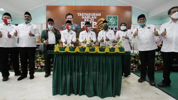 Ketua Umum Partai Kebangkitan Bangsa (PKB) Muhaimin Iskandar tertawa pada acara Tasyakuran Harlah ke-22 PKB di Kantor DPP PKB, Jakarta, Kamis (23/7/2020) malam. Harlah ke-22 PKB tersebut mengangkat tema Aksi Melayani Indonesia. Foto Dok PKB.
