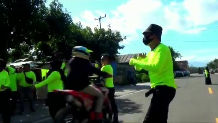 Tiar ditabrak pemotor saat menggalang dana untuk bantuan Masamba sembari berjoget di jalan (dok. Istimewa).