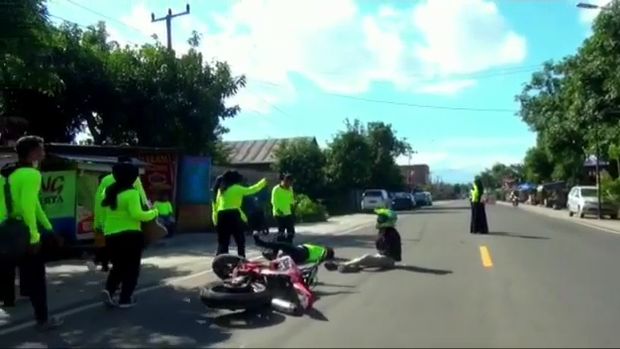 Tiar ditabrak pemotor saat menggalang dana untuk bantuan Masamba sembari berjoget di jalan (dok. Istimewa).