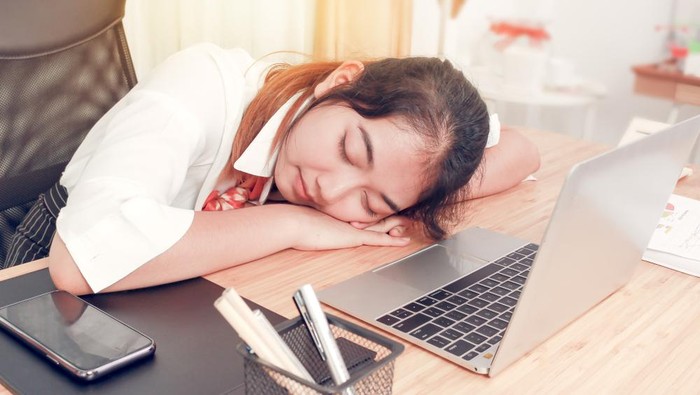 Ngantuk saat Kerja di Weekend? Tidur Siang Sejenak, Bisa Jos Banget Manfaatnya