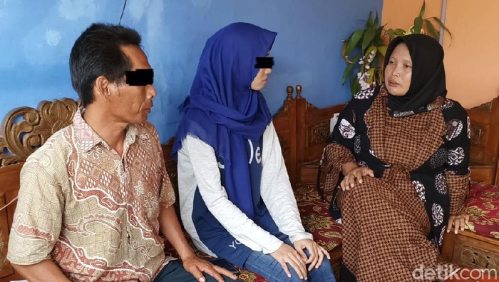 Titik bersama ayahnya di rumah tempatnya mengungsi, Kendal, Jumat (24/7/2020).