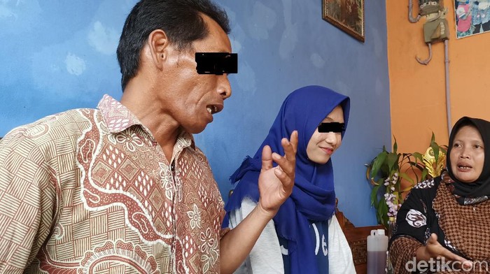Titik bersama sang ayah di rumah pendampingannya di Kendal, Jumat (24/7/2020).