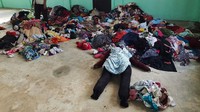 Polisi telah menyita ribuan pakaian dalam dari pondok yang dihuni ST. Dari barang-barang yang disita itu, terlihat dua boneka seukuran manusia.