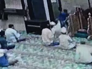 Ngeri Imam Masjid Ditusuk Pasien Rukiah