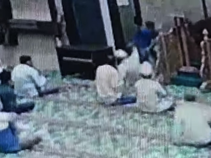 Video Imam Masjid di Pekanbaru Ditusuk Saat Pimpin Doa
