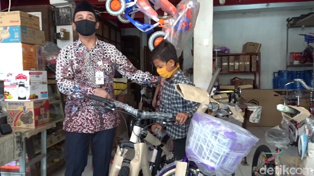 Wakil Bupati Rembang Bayu Andriyanto membelikan Dimas Ibnu Alias sepeda