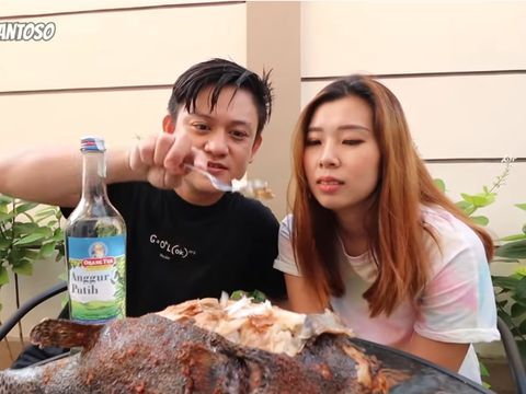 5 Aksi Mukbang Ekstrem YouTuber The Santoso
