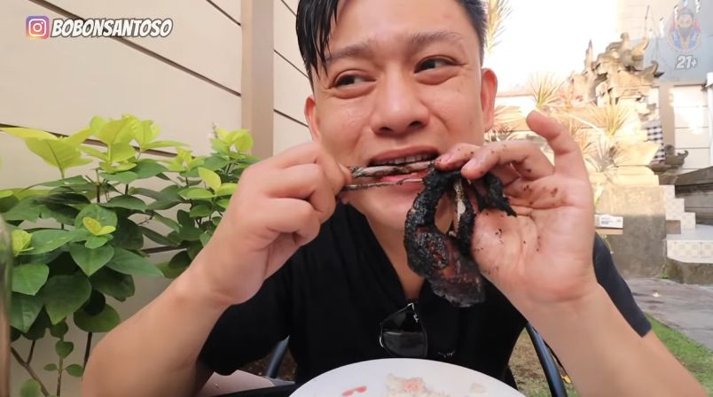 5 Aksi Mukbang Ekstrem YouTuber The Santoso