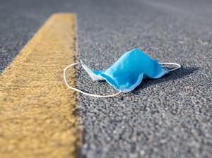 Bukan di Wajah, Pria di London Jalan-jalan Pakai Masker untuk Tutupi Mr P