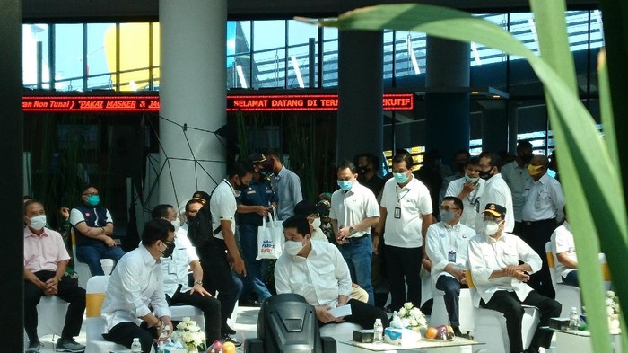 3 menteri Jokowi meresmikan layanan pembelian tiket online di Pelabuhan Merak.