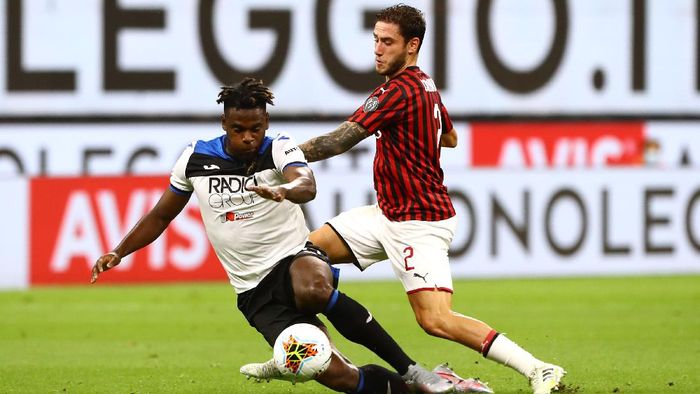 AC Milan vs Atalanta MILAN, ITALY - JULY 24: Duvan Zapata of Atalanta BC is challenged by Davide Calabria of AC Milan during the Serie A match between AC Milan and Atalanta BC at Stadio Giuseppe Meazza on July 24, 2020 in Milan, Italy. (Photo by Marco Luzzani/Getty Images)