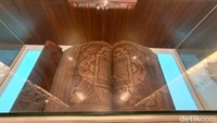 Al Quran kuno dari kulit sapi yang memiliki berat total 14,2 Kg. Penulisan dengan tinta kuning keemasan, merah, dan biru. di Museum Gusjigang, Kudus (Dian Utoro Aji/detikTravel)