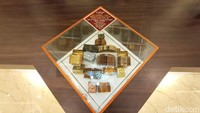 Al-Quran mini koleksi Museum Gusjigang jumlahnya ada beberapa. salah satu yag spesial dibuat di Istanbul Turki, warna tulisan kuning keemasan, merah dan hitam, dilengkapi dengan kaca pembesar dan tembaga. Kalau ini membacanya pakai kaca pembesar. Ini didapatkan dari berbagai kolektor, (Dian Utoro Aji/detikTravel)