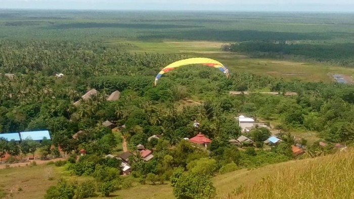 Asyiknya Main Paralayang di Bukit Timah Kalsel