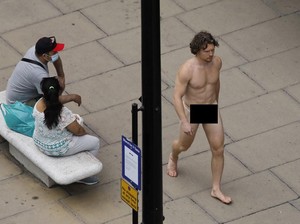 Penampakan Pria Bugil di London Jalan-jalan Pakai G-string dari Masker