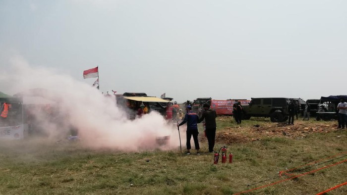 Cara memadamkan kendaraan terbakar ala IMI dan IOF.