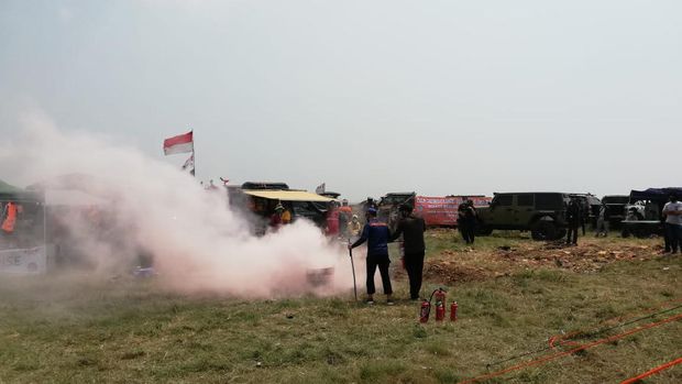 Cara memadamkan kendaraan terbakar ala IMI dan IOF.