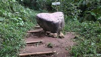 Di kawasan tersebut terdapat batu besar yang diberi nama Batu Love. Batu cinta itu berada di pinggir jalan setapak menuju Curug Dawuan.