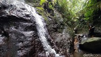 Di tempat ini para pengunjung bisa menikmati jernihnya air terjun.