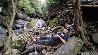 Pengunjung juga bisa bersantai sambil menikmati asrinya pegunungan Sawal.