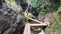Akses mencapai Curug Dawuan Ciamis kini lebih mudah, karena telah disediakan jembatan dan tangga bambu.
