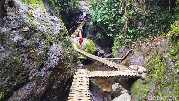 Akses mencapai Curug Dawuan Ciamis kini lebih mudah, karena telah disediakan jembatan dan tangga bambu. Akses mencapai Curug Dawuan Ciamis kini lebih mudah, karena telah disediakan jembatan dan tangga bambu.