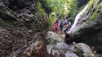 Sejumlah pengunjung menikmati Curug Dawuan.