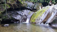 Saat sampai di Curug Dawuan, para pengunjung langsung disuguhi air terjun yang jernih dan menyegarkan.