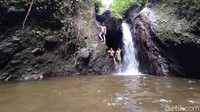 Curug Dawuan berada di blok Cipurut, Desa Cipaku, Kecamatan Cipaku, Kabupaten Ciamis. 