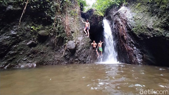 Berbicara kekayaan alam Kabupaten Ciamis, Jawa Barat, tidak ada habisnya. Kali ini, ada Curug Dawuan Ciamis yang cocok untuk para petualang.