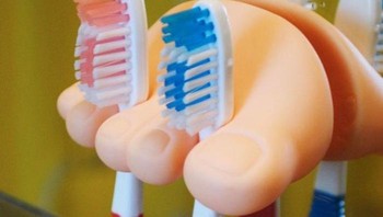 Tempat sikat gigi berbentuk kaki. Foto: Bored Panda