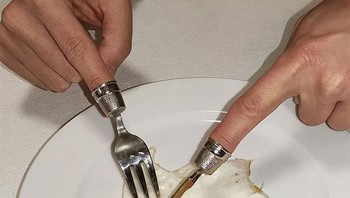Garpu dan pisau mini yang dioperasikan dengan jari. Foto: Bored Panda