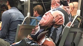 Jaket yang seluruh sudutnya ada gambar wajah politisi Amerika Serikat, Bernie Sanders. Foto: Bored Panda