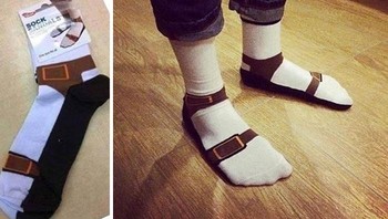 Kaos kaki tapi berbentuk seperti sandal. Foto: Bored Panda