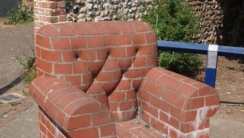 Kursi keras dari batu bata dibuat layaknya sofa. Foto: Bored Panda