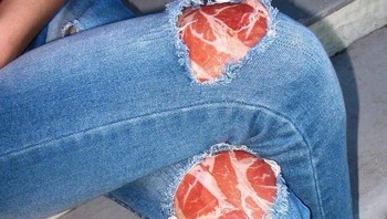 Lubang di celana jeans kelihatan seperti ada dagingnya. Foto: Bored Panda