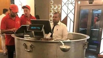 Tempat kasir yang sangat unik bagai panci besar. Foto: Bored Panda