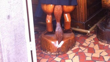 Kursi yang bentuknya sepeti bagian belakang kuda. Foto: Bored Panda