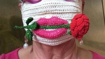 Masker dari hasil sulaman tapi kelihatannya kurang melindungi. Foto: Bored Panda