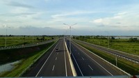 Karena medan yang hampir sepenuhnya terdiri dari rawa, pembangunan jalan tol ini cukup menantang karena membutuhkan kerja ekstra. ⁣